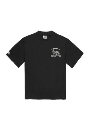 Camiseta de algodón negra con mangas cortas, cuello redondo, y texto gráfico en blanco e ilustración en la parte delantera y la manga izquierda. Espalda lisa.