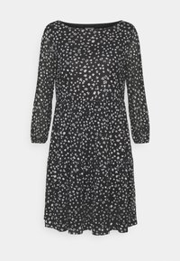 Svart knälång klänning med små vita blommor, trekvartslånga ärmar, rund halsringning och samlade kjoldelar.