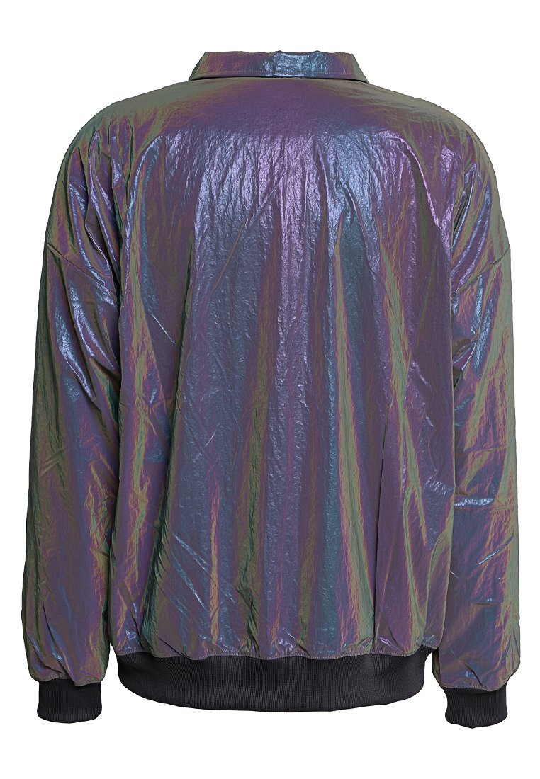 Giacca bomber iridescente in tonalità viola e verde, con una superficie strutturata e lucida e polsini e orlo neri a costine. Completa di colletto.