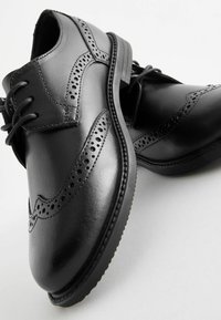 Next SCHOOL LACE-UP BROGUE DETAIL SHOES - Fűzős cipők - matt black