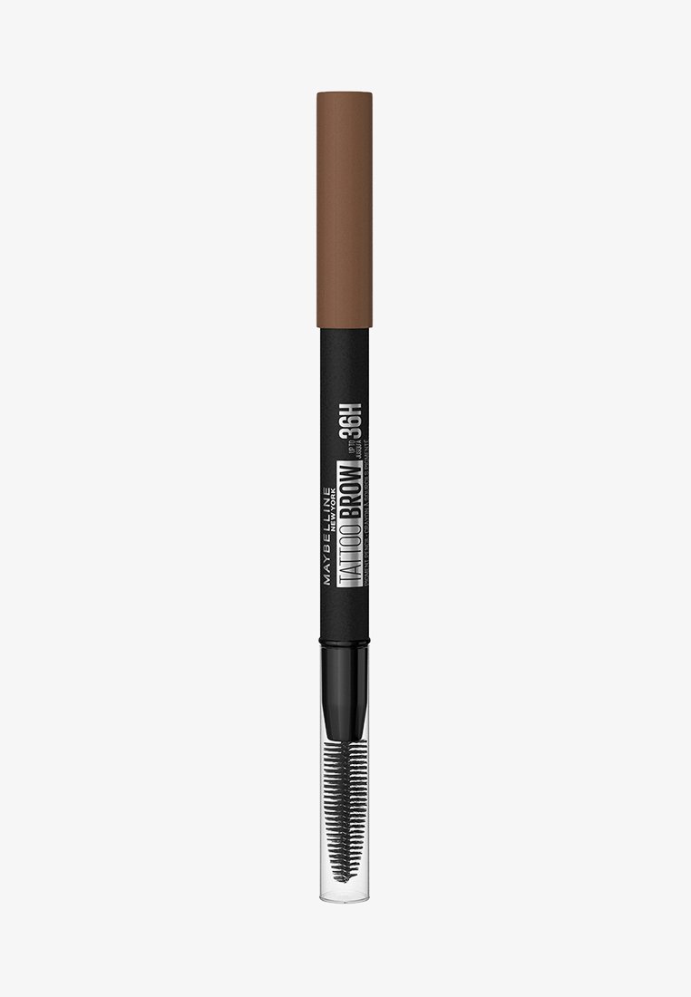 Crayon à sourcils Tattoo Brow de Maybelline avec un capuchon marron, un corps noir et un applicateur transparent. Il dispose d'une pointe fine et d'une brosse spoolie pour une application précise.