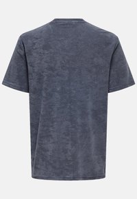 T-Shirt mit kurzen Ärmeln aus dunkelgrauer Baumwolle. Rundhalsausschnitt und eine weiche, strukturierte Oberfläche. Gerade Säume mit seitlichen Schlitzen. Keine sichtbaren Marken.