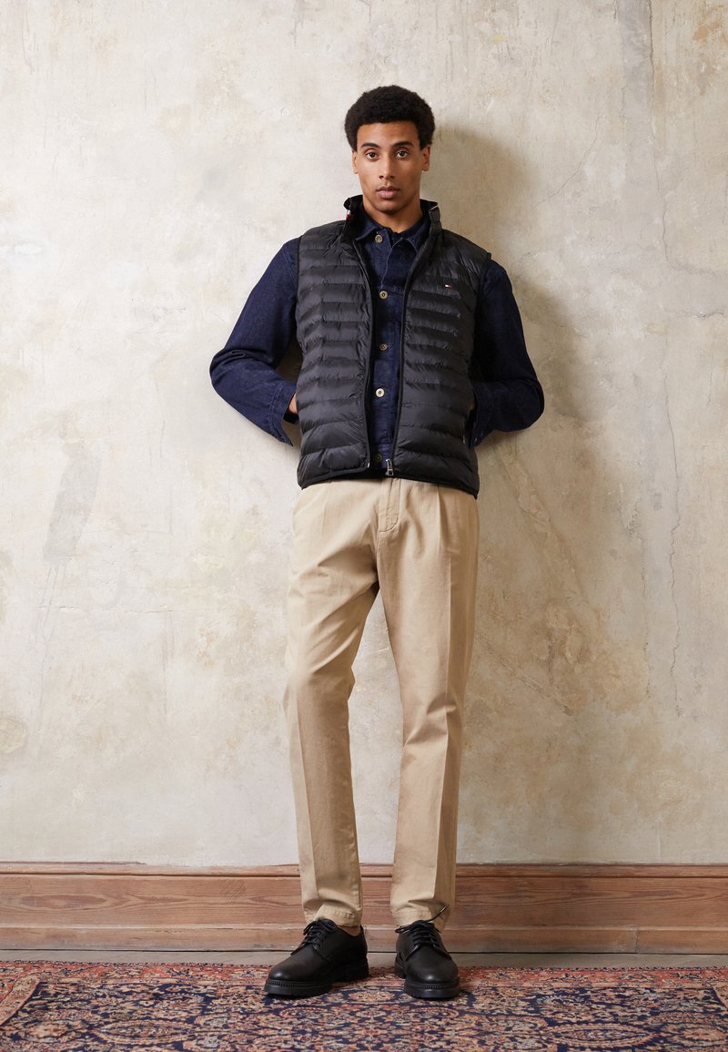 Tommy Hilfiger - PACKABLE VEST - Chaleco - black, Ampliar