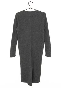 Langes, geripptes, dunkelgraues Kleid mit langen Ärmeln und einem Schlitz im Rücken. Hergestellt aus strukturiertem Strickmaterial. Hängt an einem schwarzen Haken.