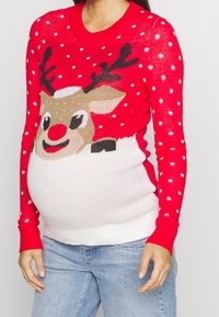 Roter Pullover mit weißen Schneeflocken-Punkten und festlichem Rentier-Design mit roter Nase und Geweih, gerippten Bündchen und weißem Saum.