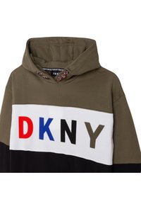 Hoodie i olivgrön, vit och svart. Har fet "DKNY"-tryck i röd, blå och grön. Texturerad tyg, huva med snörning.