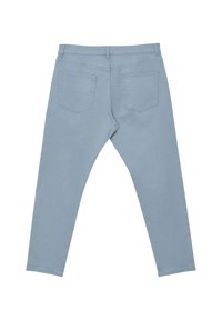 Pantaloni in denim azzurro chiaro a gamba slim, dotati di due tasche posteriori e una vita standard senza hardware visibile.