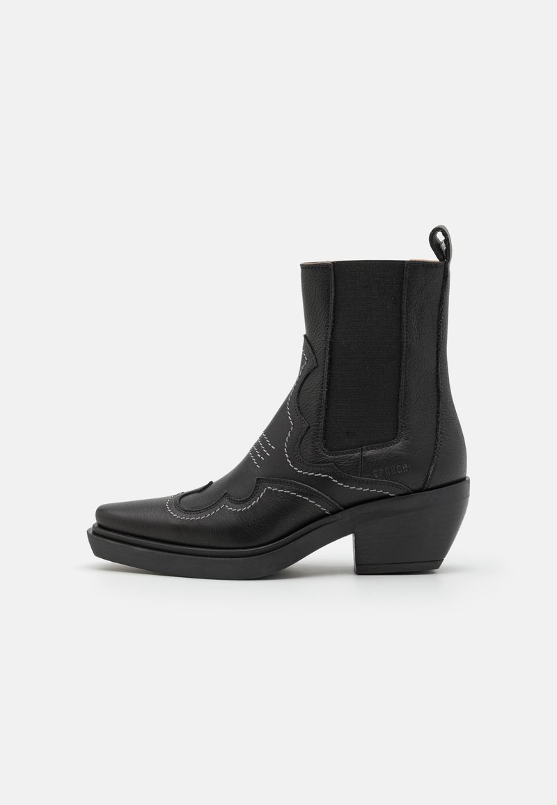 Botas de cowboy pretas feitas de couro, com biqueira pontiaguda, painéis laterais elásticos, padrões de costura brancos e um salto quadrado para suporte.