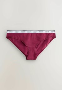 Burgundi hipster alsónemű, puha textúrával, fehér elasztikus derékkal, amelyen fekete betűkkel a "NEXT" márkaneve szerepel.