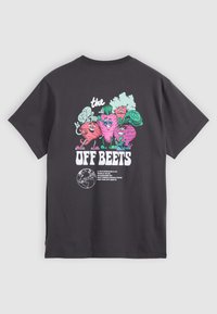 Fekete pamut póló színes mesezöldségekkel a hátsó részén, a "the OFF BEETS" felirattal vastag fehér betűkkel.