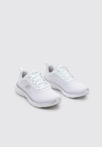 Sneakers atletici bianchi con tomaia in mesh, punta rotonda e dettagli testurizzati. Presentano una chiusura con lacci e una suola ammortizzata per il comfort.