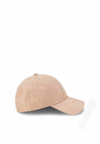 Hellbeige Kappe aus Wildledermaterial. Sie hat einen gebogenen Schirm, eine abgerundete Krone und Belüftungsöffnungen. Eine kleine Markenlabel befindet sich an der Seite.