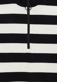 Unselected, white