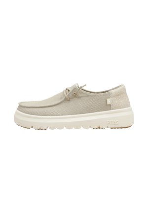 Zapato casual beige de corte bajo con tejido texturizado, diseño con cordones, suela blanca gruesa y marca "PITAS" en el lateral exterior de la suela.