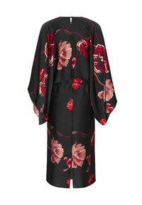 Rochie de tip kimono, de culoare neagră, cu mari modele florale în nuanțe de roșu și roz, cu mâneci lungi și largi, și o decupare la spate. Prezintă o siluetă vaporoasă.