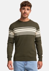 Sweter dzianinowy w oliwkowym kolorze z kremowymi i ciemnobrązowymi poziomymi paskami. Posiada okrągły dekolt oraz ściągacze na rękawach. Miękka tekstura.