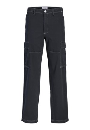 Czarne spodnie cargo o prostych nogawkach, z klapkami na kieszeniach na udach i kontrastowym białym przeszyciem, zapinane na guzik i zamek błyskawiczny.