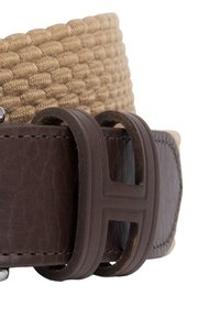 Cinturón de tela beige tejido con una correa de cuero marrón, que presenta una hebilla metálica rectangular con un diseño geométrico.