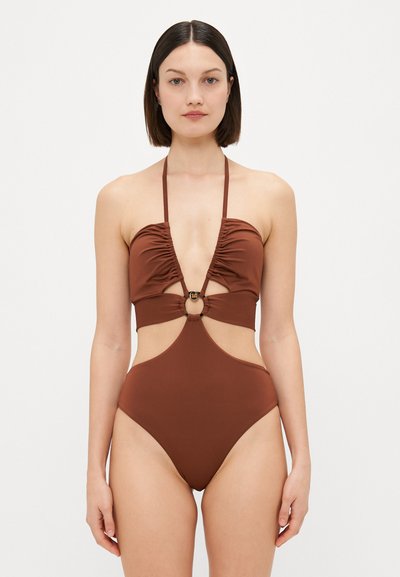 Maillot de bain une pièce marron avec un col halter, un devant froncé, une taille découpée et un accent circulaire en or à la taille. Tissu lisse et extensible.
