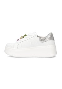 Białe perforowane sneakersy z grubą białą podeszwą, z kolorowymi sznurowadłami i srebrnym teksturowanym akcentem na pięcie.