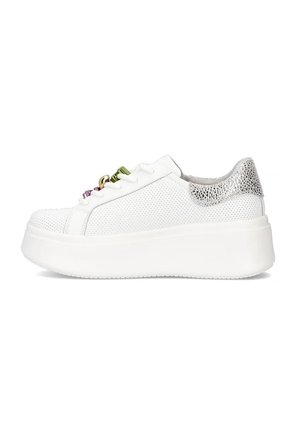Białe perforowane sneakersy z grubą białą podeszwą, z kolorowymi sznurowadłami i srebrnym teksturowanym akcentem na pięcie.