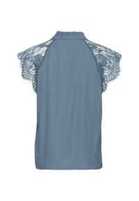 Blusa blu con maniche corte rifinite in pizzo, scollatura alta e vestibilità fluida. Il pizzo presenta motivi floreali e un bordo frangiato.