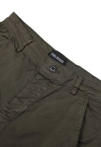 Pantaloni corti verde oliva realizzati in tessuto morbido, con chiusura a bottone, dettagli cuciti e un'etichetta nera con "LYLE & SCOTT" in vita.