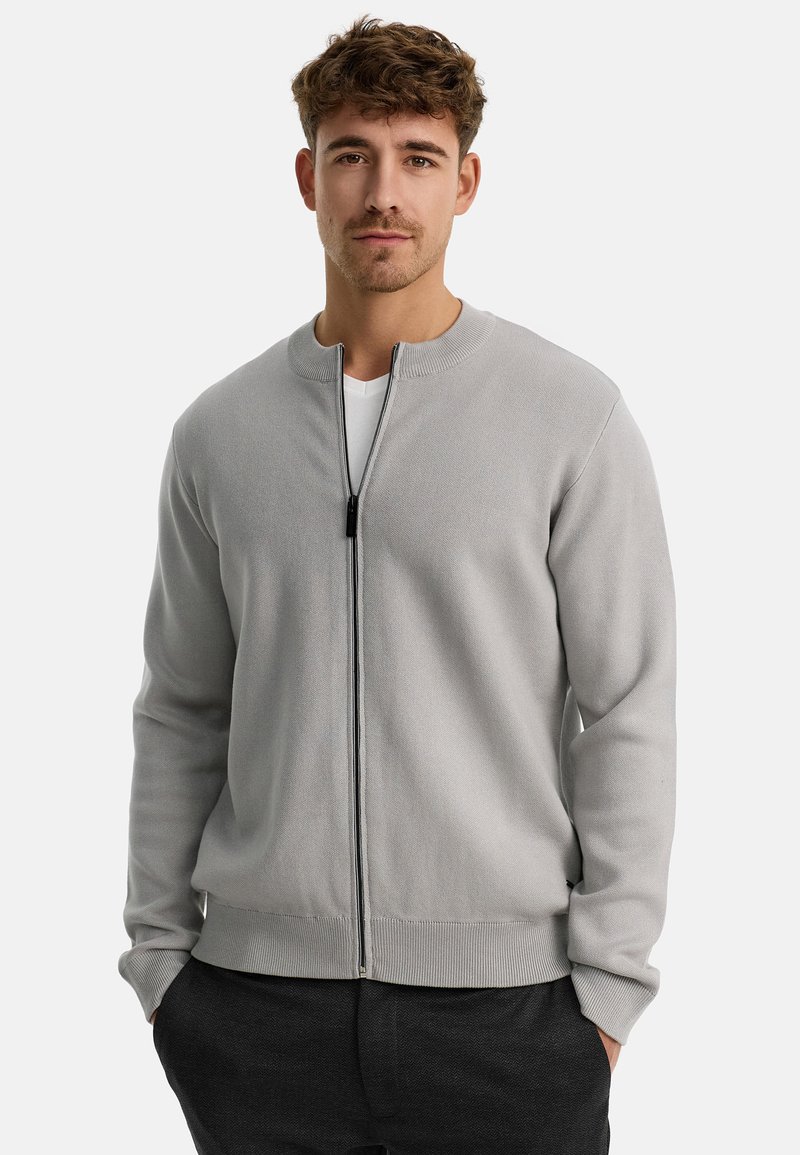 Grau zip-up Strickjacke mit rundem Kragen, gerippten Bündchen und Saum. Hergestellt aus strukturiertem Stoff mit einem schwarzen Reißverschluss-Akzent.