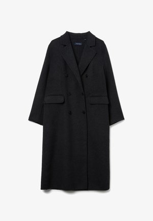 Cappotto di lana grigio scuro con design doppiopetto, colletto a falde e due tasche frontali. Texture liscia con bordi arrotondati.