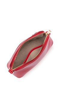 Pochette in pelle rossa con cerniera, dalla texture liscia, finiture color oro e interno beige. Presenta un'unica apertura a zip e una forma curva.