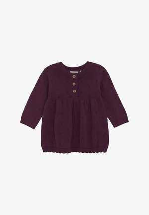 Robe bébé à manches longues en maille violet foncé avec trois boutons en bois sur la poitrine et petits motifs ajourés sur toute la surface.