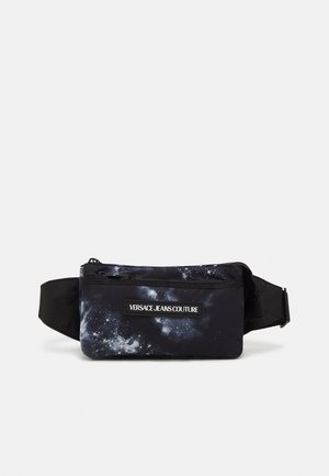 Marsupio nero con stampa a tema galassia, dotato di tasca frontale con zip e tracolla regolabile. Etichetta del marchio ben visibile.