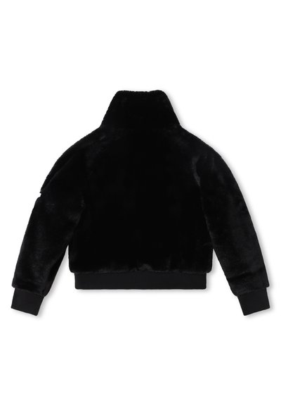 Svart jakke i kunstig pels med høy krage, ribbestrikkede mansjetter og kant; myk tekstur, kort lengde, uten synlige lukninger eller lommer.