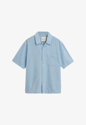 Camicia azzurro chiaro a maniche corte realizzata in tessuto testurizzato, con colletto, chiusura frontale con bottoni e una piccola tasca sul lato sinistro del petto.