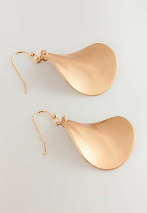 Auksinės spalvos metalinės auskarai su švelniu paviršiumi, turintys ašaros formą ir kabliuko dizainą, kad būtų patogu dėvėti.