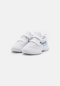 Baskets blanches de sport avec tige en maille, bandes velcro et semelle texturée. Présente des accents bleu clair et un design de logo sur le côté.