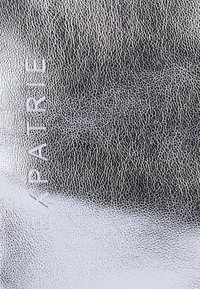 Expatrié STELLA - Kézitáska - silver metallic