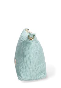 Een mintgroene textuurstof tas met een driehoekige vorm, voorzien van een gouden rits en een zijhardwarelus voor bevestiging.