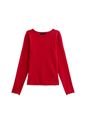 Chemise rouge à manches longues en rib avec col rond et ourlet en dentelle sur les manches et le bas, étalée à plat sur un fond blanc.