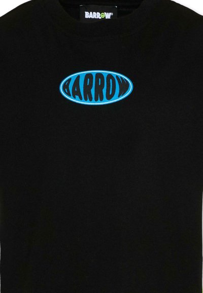 Czarna koszulka z niebieskim owalnym logo zawierającym słowo „BARROW” napisane pogrubionymi, stylizowanymi czarnymi literami na wysokości klatki piersiowej.