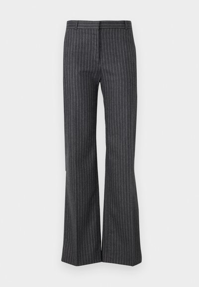 Pilkos plačios kelnes, pagamintas iš tekstūruotos medžiagos su plonomis vertikaliomis šviesiai baltomis juostelėmis, su standartiniu juosmeniu ir priekinių kišenių.