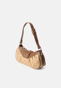 Geantă de umăr din piele maro și țesătură quilted bej, cu închidere cu fermoar, curea ajustabilă și accesorii aurii. Formă rotunjită cu bază plată.