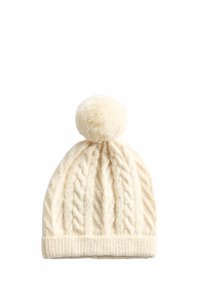 Bílá pletená čepice s texturovaným copánkovým vzorem, měkkým zaobleným bambulí nahoře a žebrovaným lemem pro pevné uchycení.
