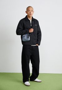 Carhartt WIP ESSENTIALS BAG SMALL UNISEX - Keresztpántos táska - dove grey