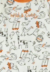 Tela blanca con un estampado animal divertido con detalles en negro y naranja. Los patrones incluyen leones, jirafas y cocodrilos con diseños caprichosos.