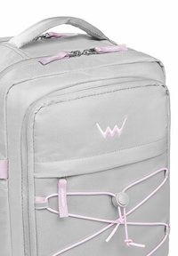 Šedý batoh s růžovými akcenty, s texturovaným povrchem, zipy, rukojetí a detaily z bungee šňůry na přední straně.