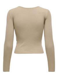 Maglione beige a coste con maniche lunghe, silhouette aderente e scollatura ampia leggermente arrotondata, mostrato da dietro.