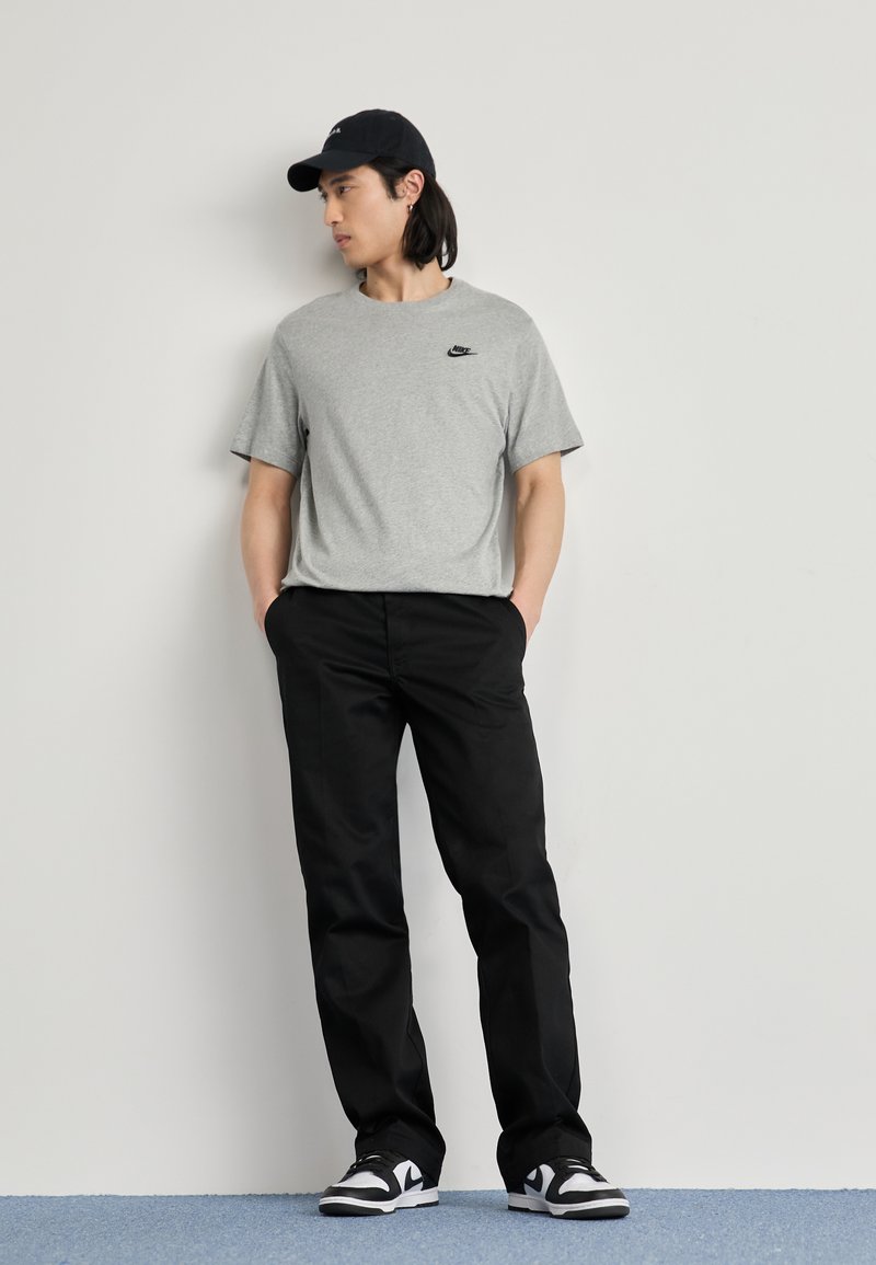Nike Sportswear CLUB TEE - Jednoduché tričko - dark grey heather/black