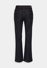 Tummat farkut, joissa on lievä kellonhelma, korostuvat keltaisella ompelulla, kahdella takataskulla ja hienovaraisella nahkapaikalla vyötäröllä.