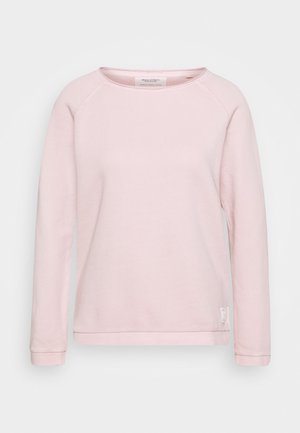 Lyserød langærmet sweatshirt med rund halsudskæring og en lille tag nær kanten, vist på en helt hvid baggrund.
